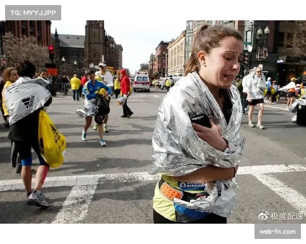 特写：波士顿马拉松赛道旁，观众为最后一名跑者鼓掌至终点