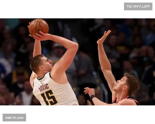 争议瞬间：裁判回看录像五分钟，最终判定上海队进攻犯规